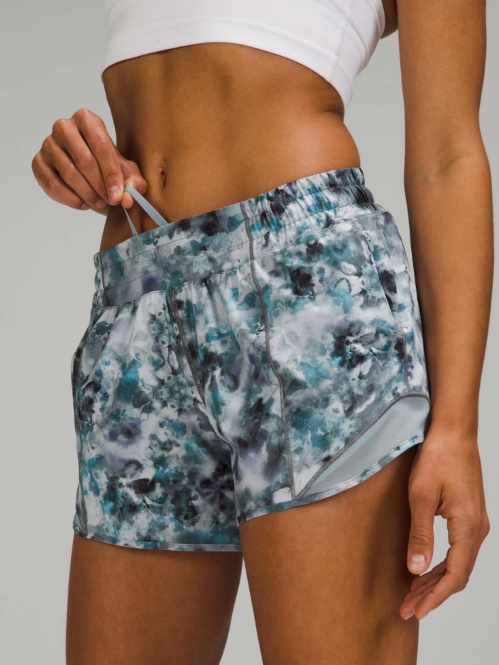 Lululemon Hotty Hot Short 4” Kaleidofloral multi / Blue LR 6